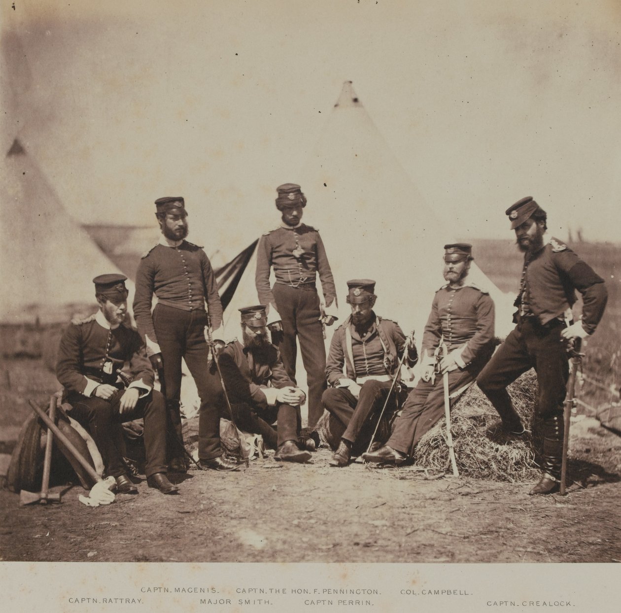 A 90. (Perthshire Volunteers) (könnyű gyalogsági) gyalogezred tisztjei, egy 52 fényképet tartalmazó albumból, amely az 1855-ös krími háborúhoz kapcsolódik alkotó: Roger Fenton
