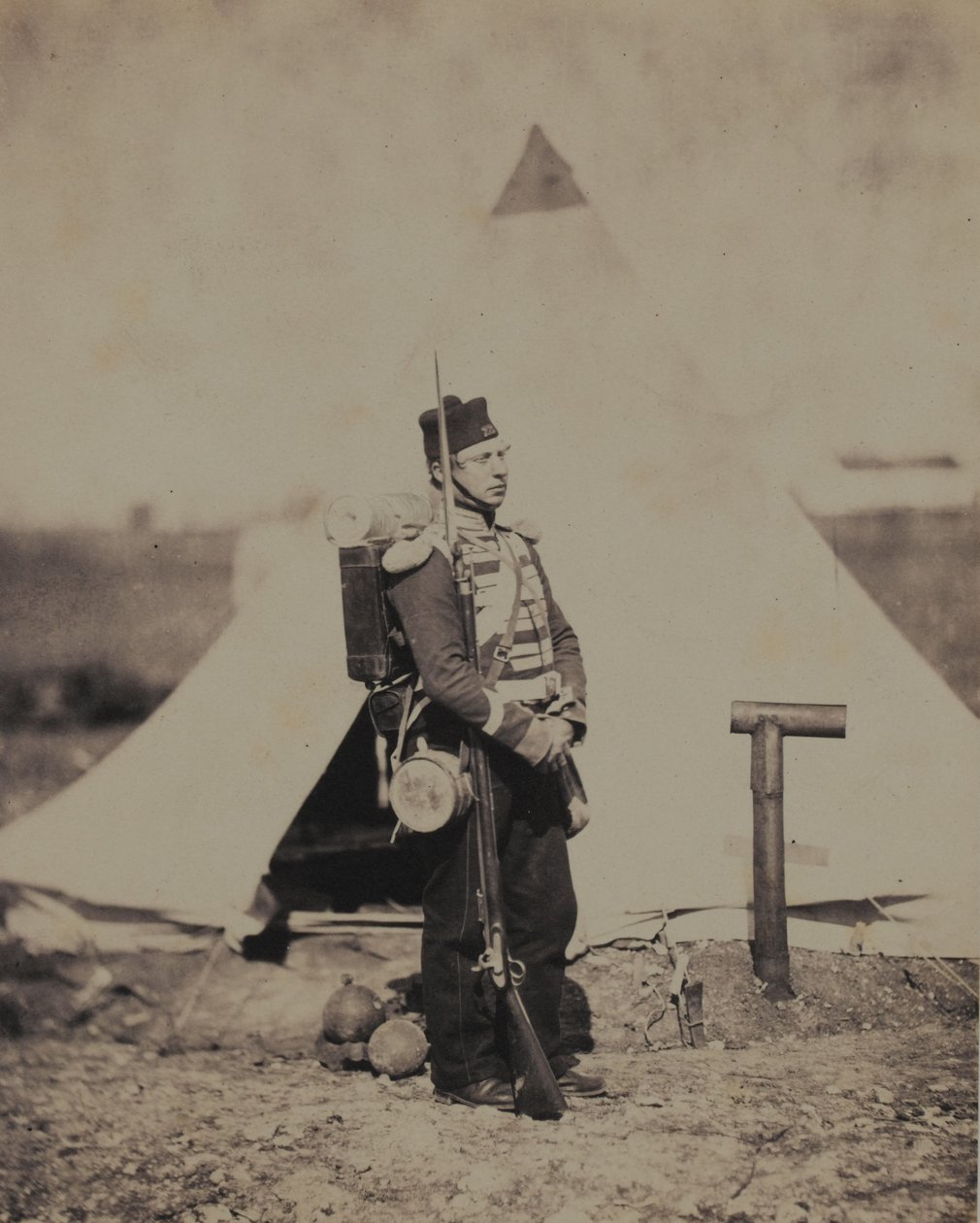 A 28. (észak-gloucestershire-i) gyalogezred közkatona teljes menetrendben, egy 52 fényképet tartalmazó, a krími háborúval kapcsolatos albumból alkotó: Roger Fenton