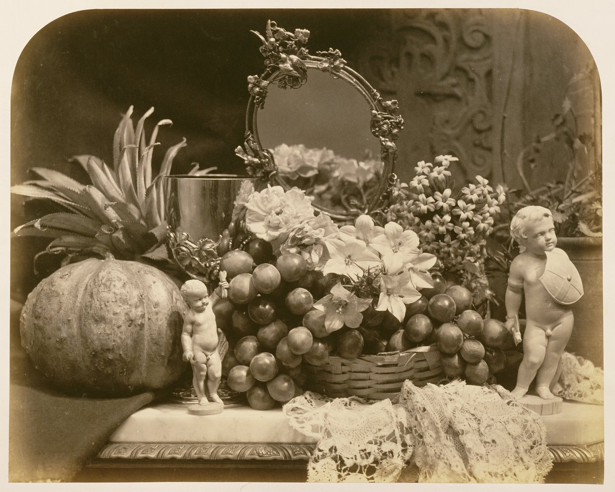 Gyümölcscsendélet tükörrel és figurákkal, 1860 (szépia fotó) alkotó: Roger Fenton