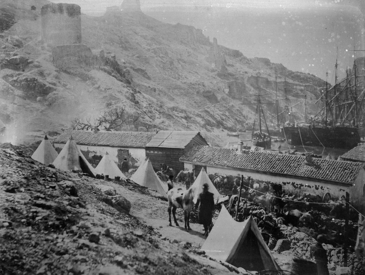 A balaklavai kikötő a krími háború alatt, 1855 körül alkotó: Roger Fenton