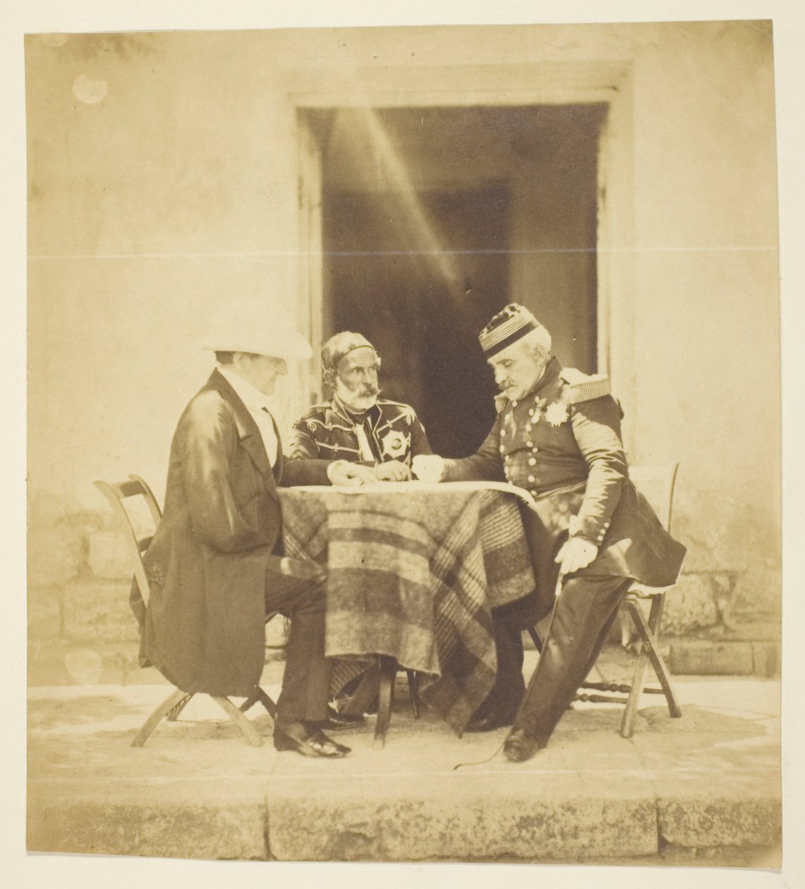 Hadi tanács: Lord Raglan, Omar pasa és Pélissier, a krími Mankelen elfoglalása előtti estén készült alkotó: Roger Fenton