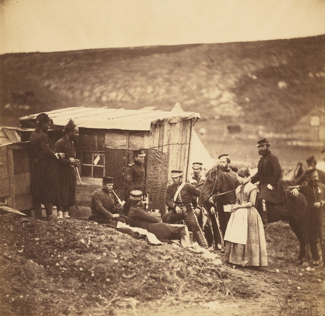 A 4. gárdahuszárezred tábora, vidám társaság, franciák és angolok alkotó: Roger Fenton