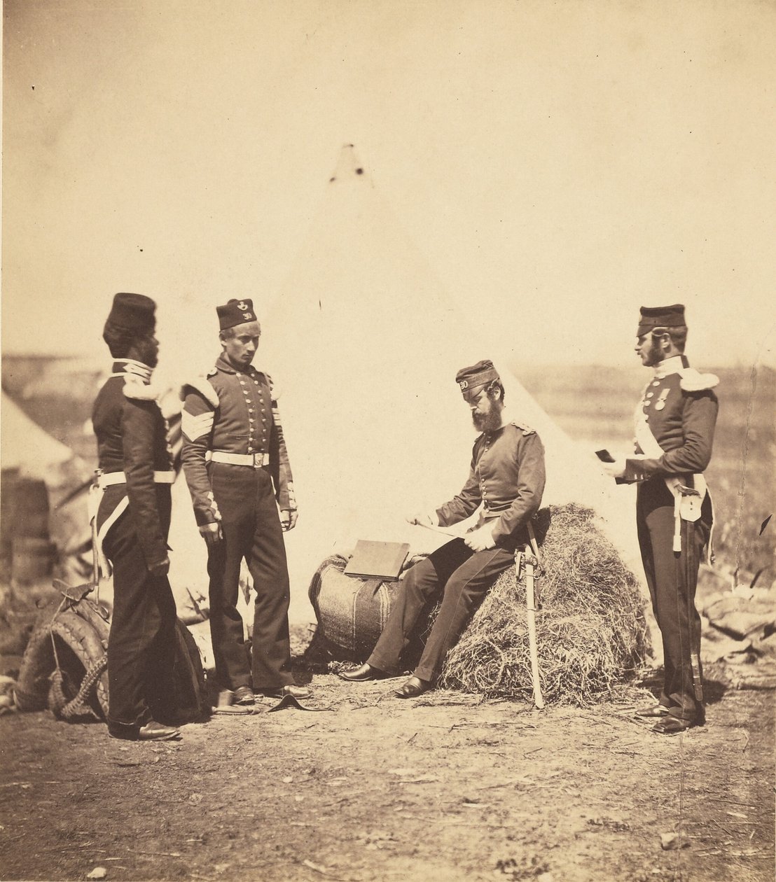 Walker százados a 30. ezredből általános parancsokat olvas. alkotó: Roger Fenton