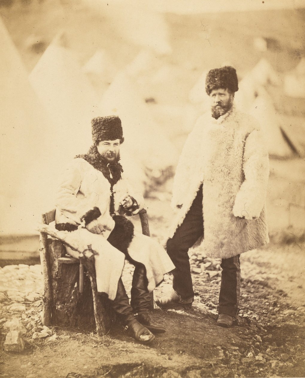 Brown kapitány, a 4. könnyű dragonyosezred és egy szolga téli öltözékben alkotó: Roger Fenton