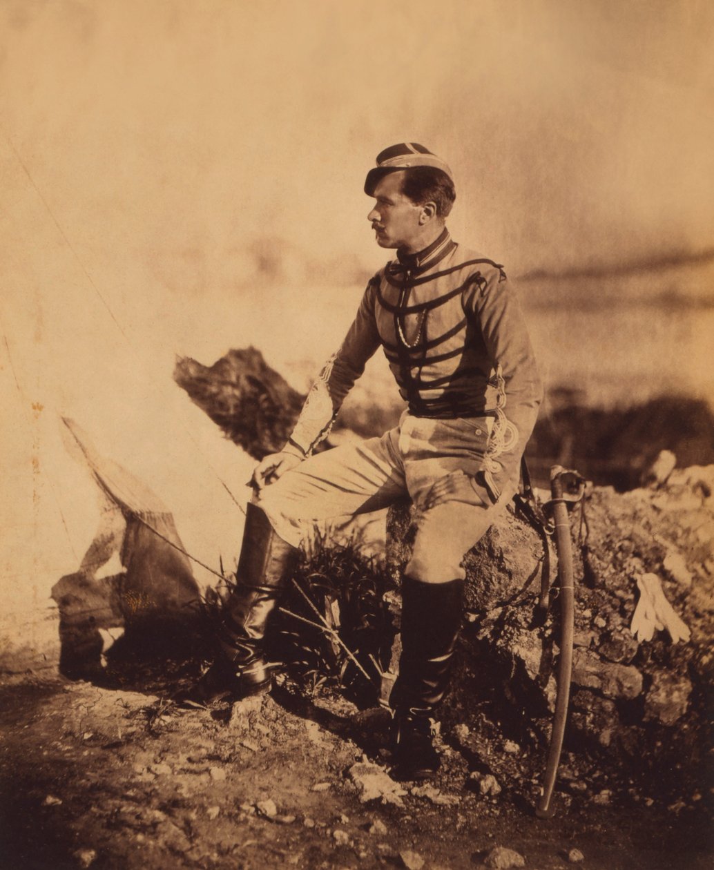 Thomas kapitány, Pierre Bosquet tábornok helyettese, ülő egészalakos portré karddal egyenruhában, Krími háború, Krím, Ukrajna alkotó: Roger Fenton