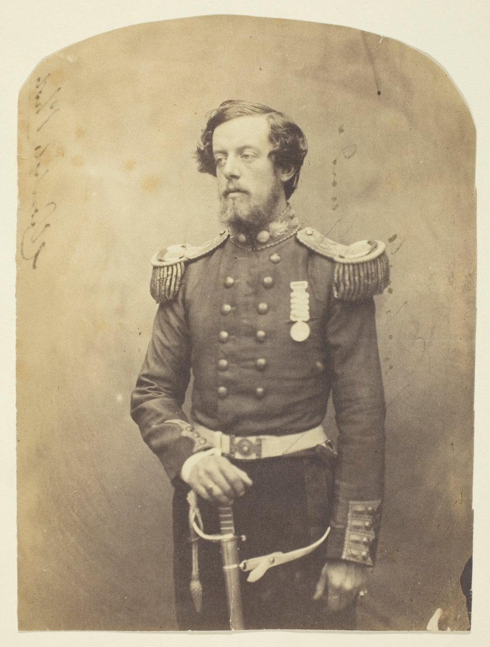 Verschoyle százados, a Grenadier Guards tagja (a fotózás úttörője), a Krím-félszigeten készült felvétel alkotó: Roger Fenton