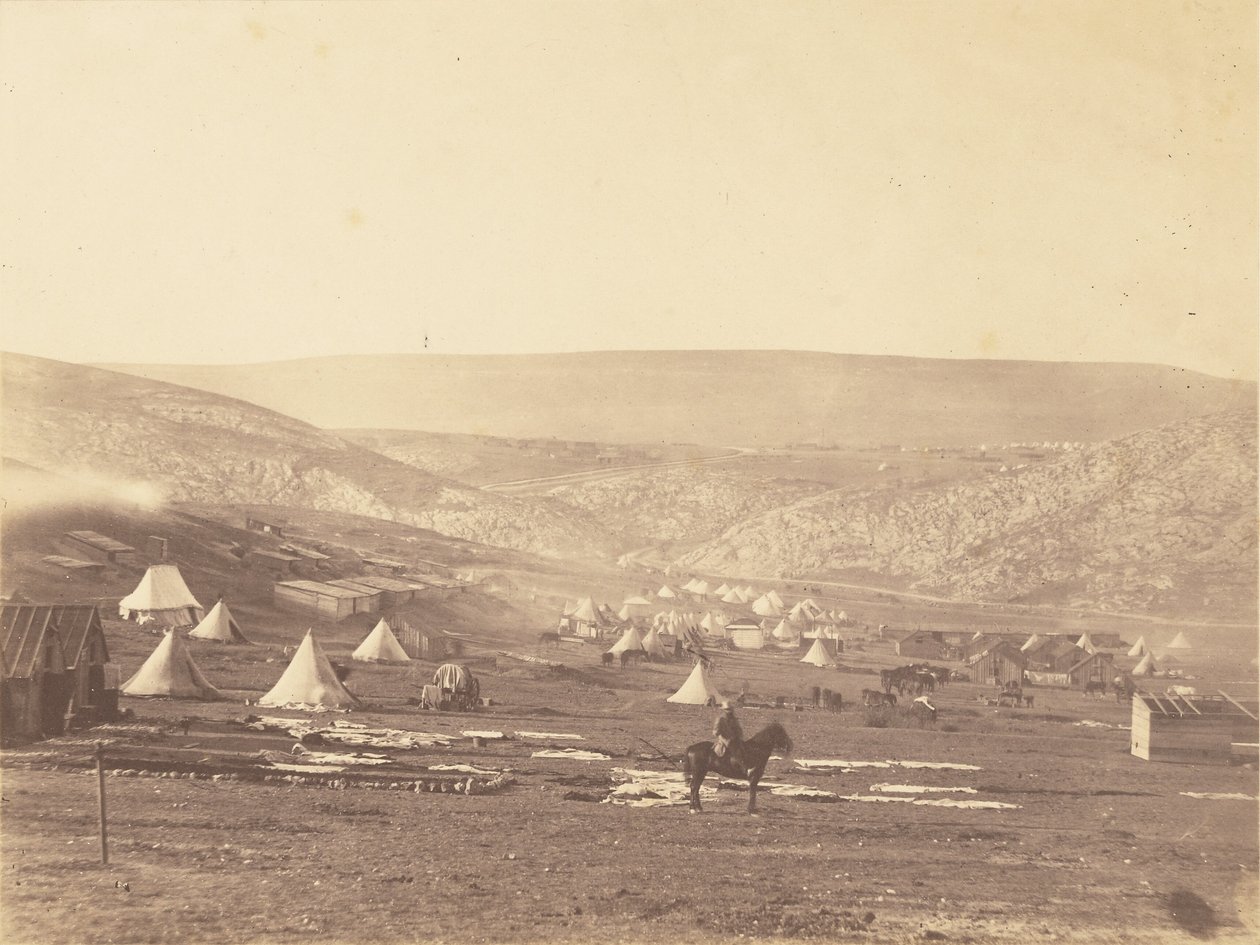 Lovassági tábor, Balaklava, a szevasztopoli fennsík felé nézve. alkotó: Roger Fenton