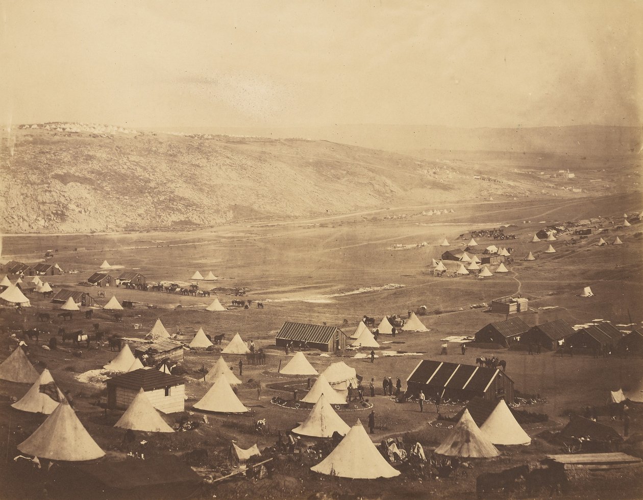 Lovassági tábor, Kadikoi felé nézve. alkotó: Roger Fenton