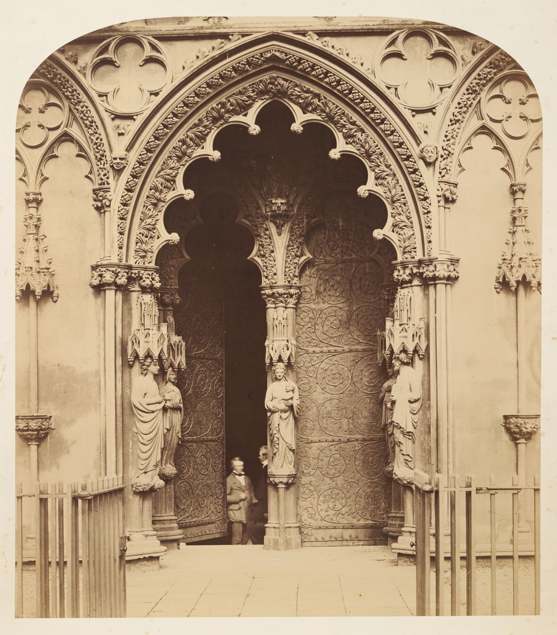 Központi kapuzat, nyugati előcsarnok, Lichfield-székesegyház alkotó: Roger Fenton