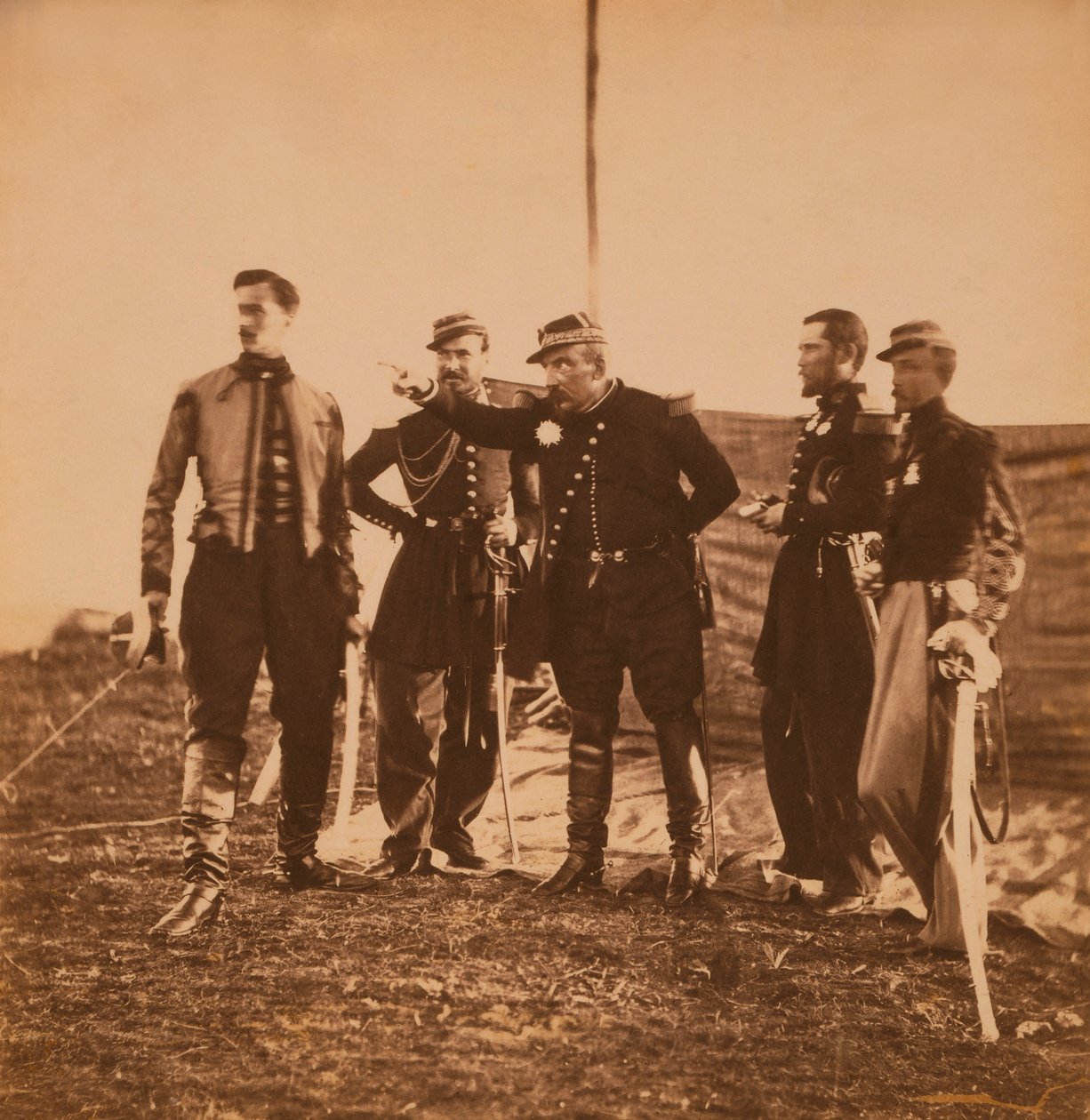 Pierre Bosquet francia tábornok parancsokat ad a vezérkarának, Krími háború, Krím, Ukrajna alkotó: Roger Fenton