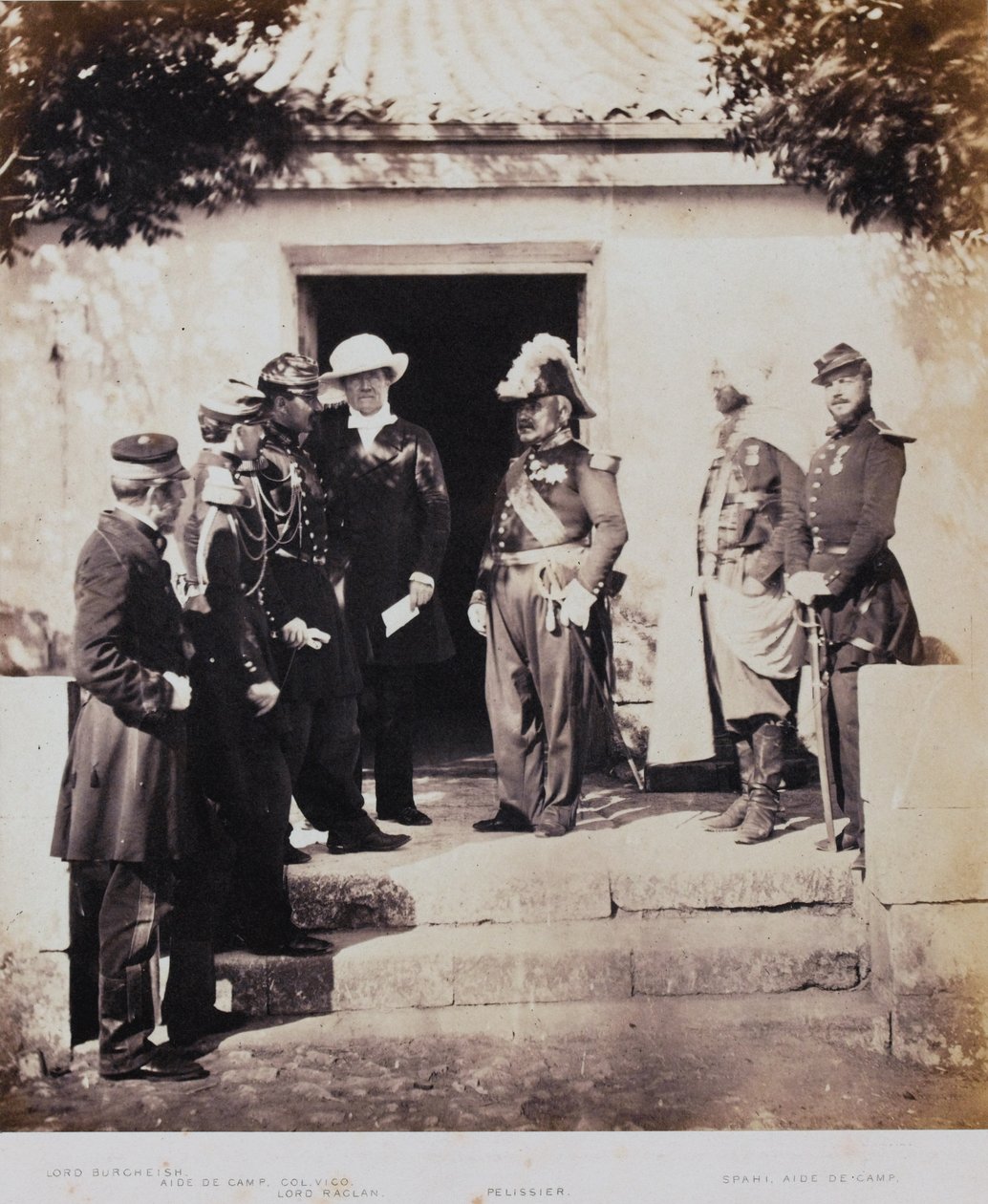 Csoport a főhadiszálláson, az 1855-ös krími háborúhoz kapcsolódó 52 fényképet tartalmazó albumból alkotó: Roger Fenton