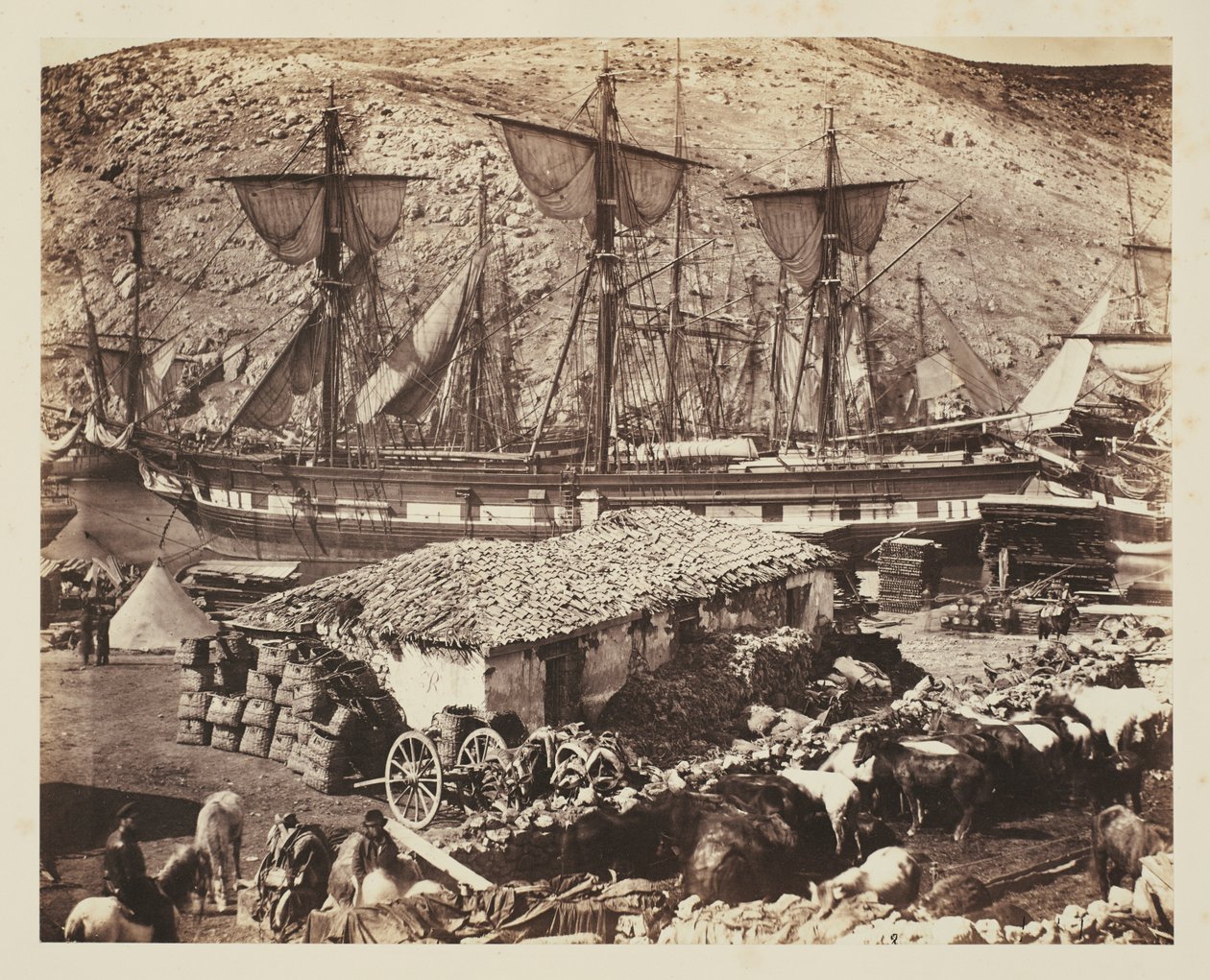 Balaklava kikötője, a marharakpart alkotó: Roger Fenton