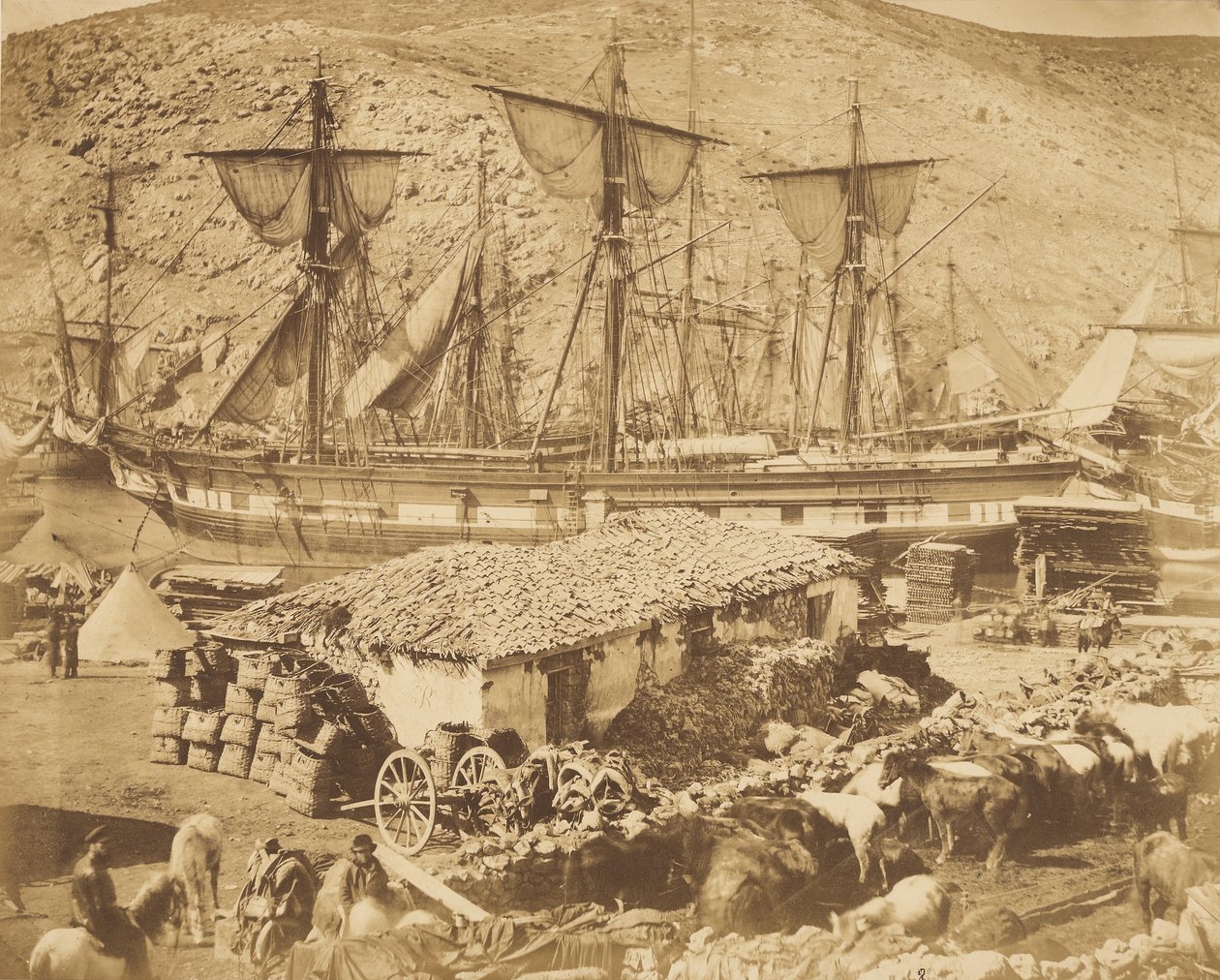 Balaklava kikötője, a marharakpart alkotó: Roger Fenton