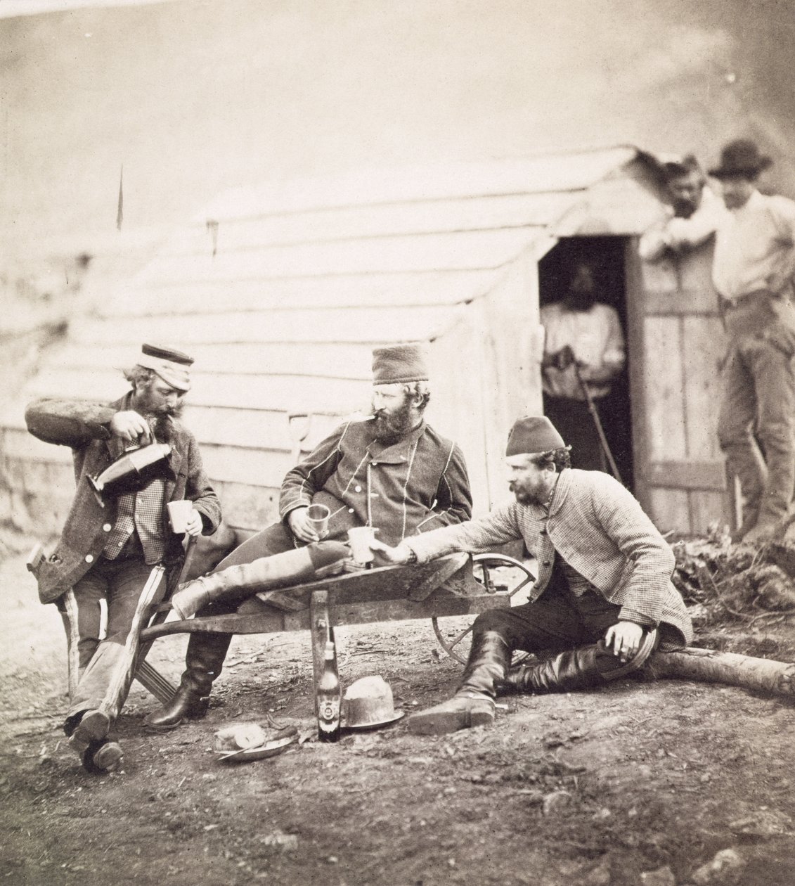 Nehézségek a táborban (Lowe ezredes és Brown és George kapitányok), 1855 (albumin nyomat nedves kollódium negatívról) alkotó: Roger Fenton
