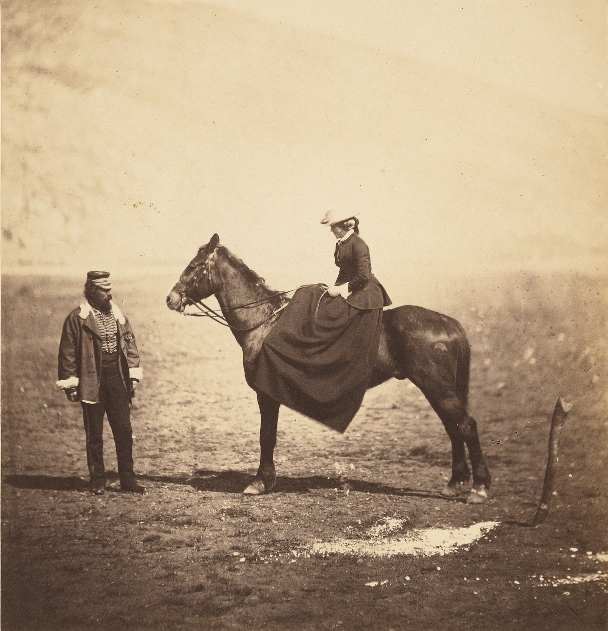 Henry Duberly Esq., a 8. huszárezred fizetőmestere és Mrs. Duberly. alkotó: Roger Fenton