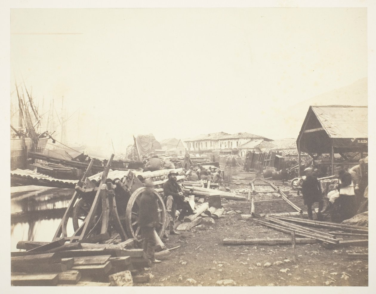 Leszállóhely, vasúti raktárak, Balaklava alkotó: Roger Fenton
