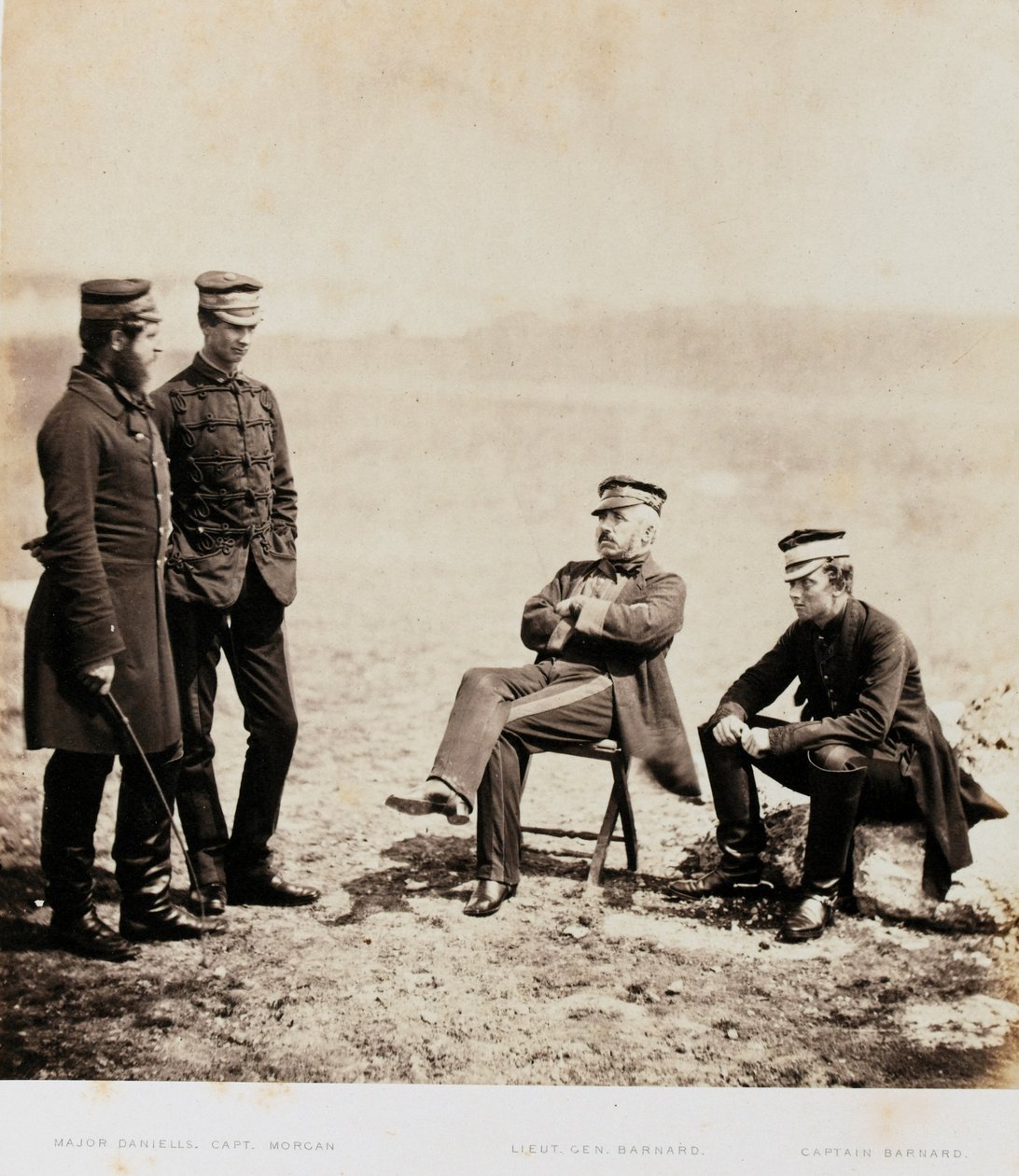 Henry William Barnard vezérőrnagy és személyzete, egy 1855-ös krími háborúval kapcsolatos, 52 fényképet tartalmazó albumból alkotó: Roger Fenton