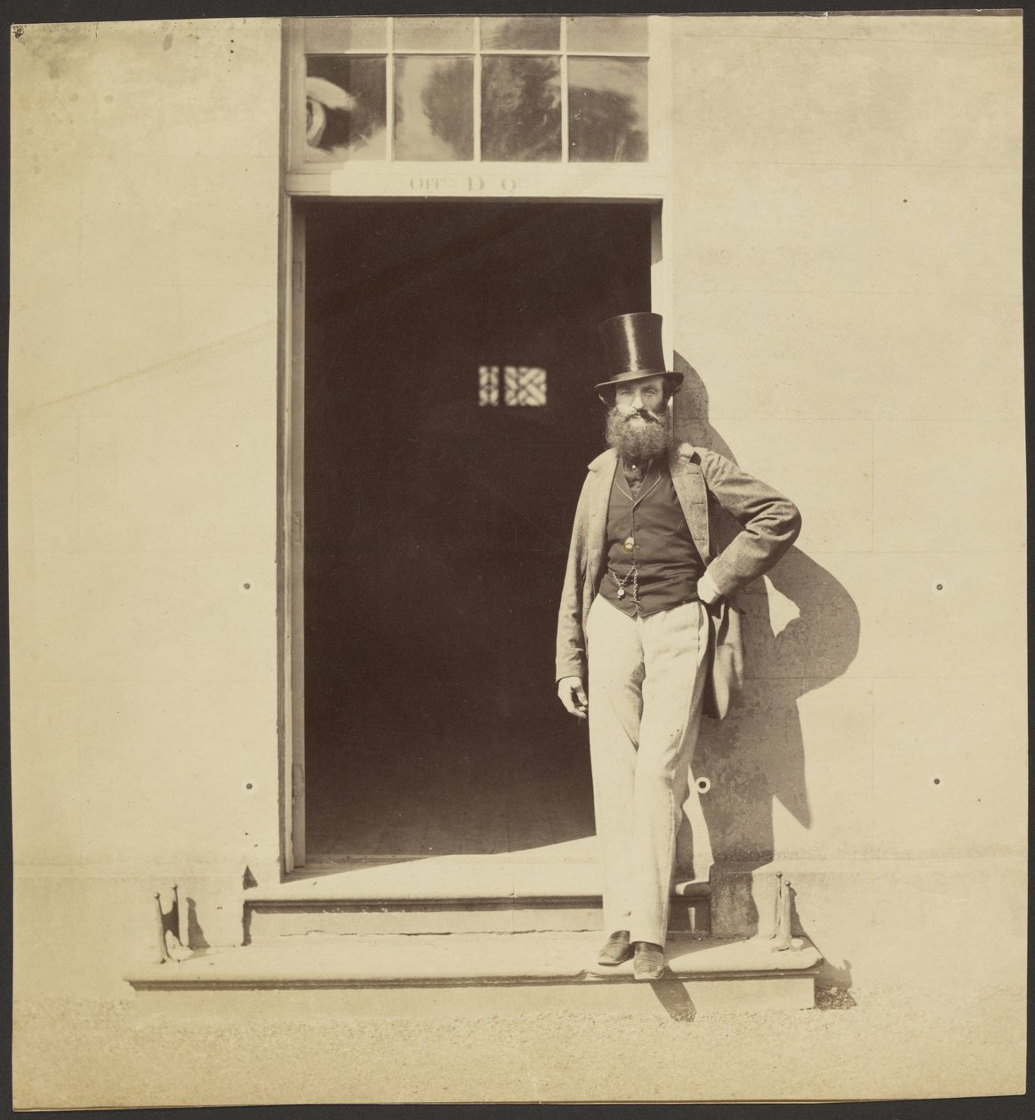 A hythe-i laktanya ajtajában álló férfi alkotó: Roger Fenton