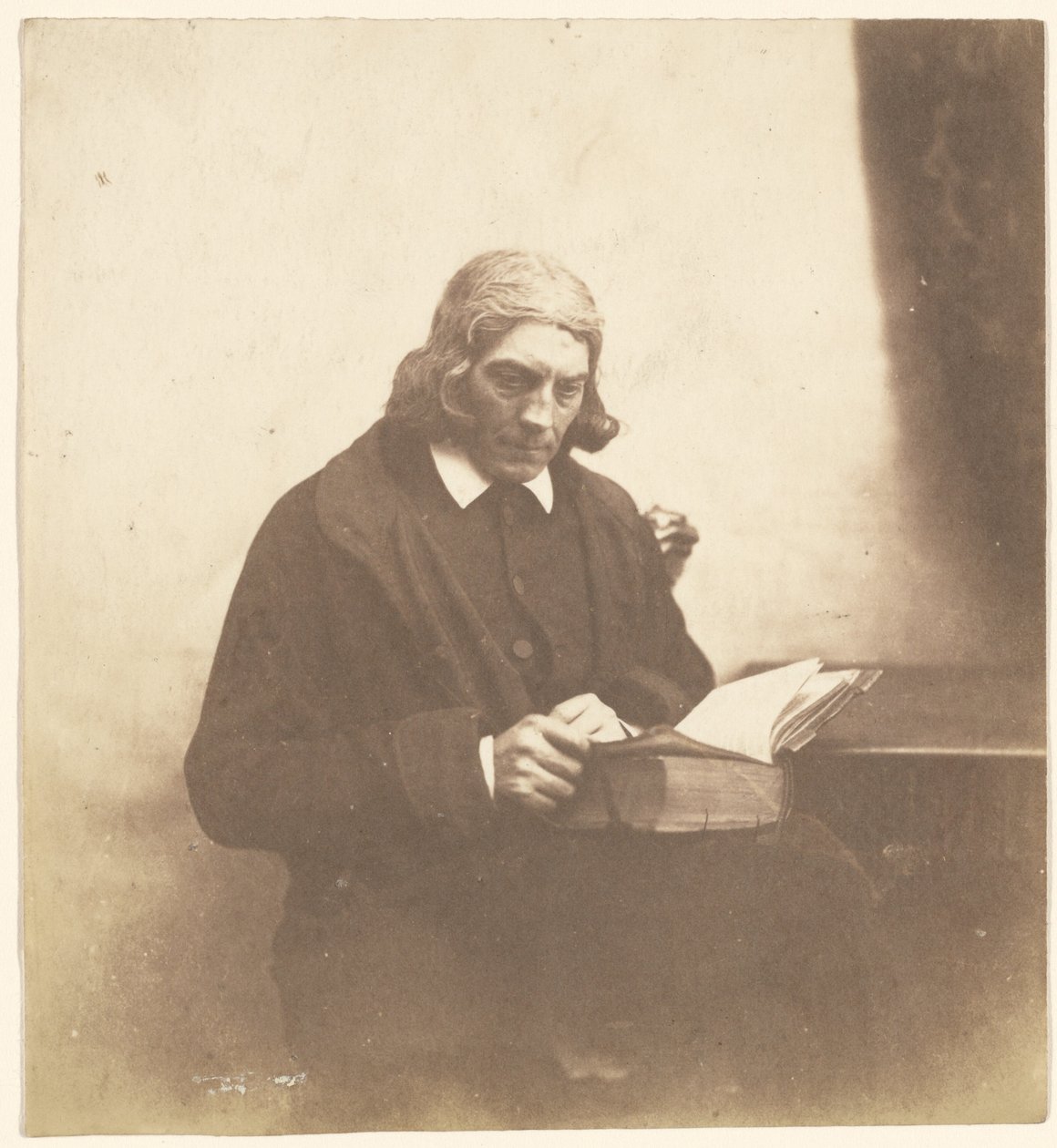 [Egy könyvet tartó lelkész portréja] alkotó: Roger Fenton