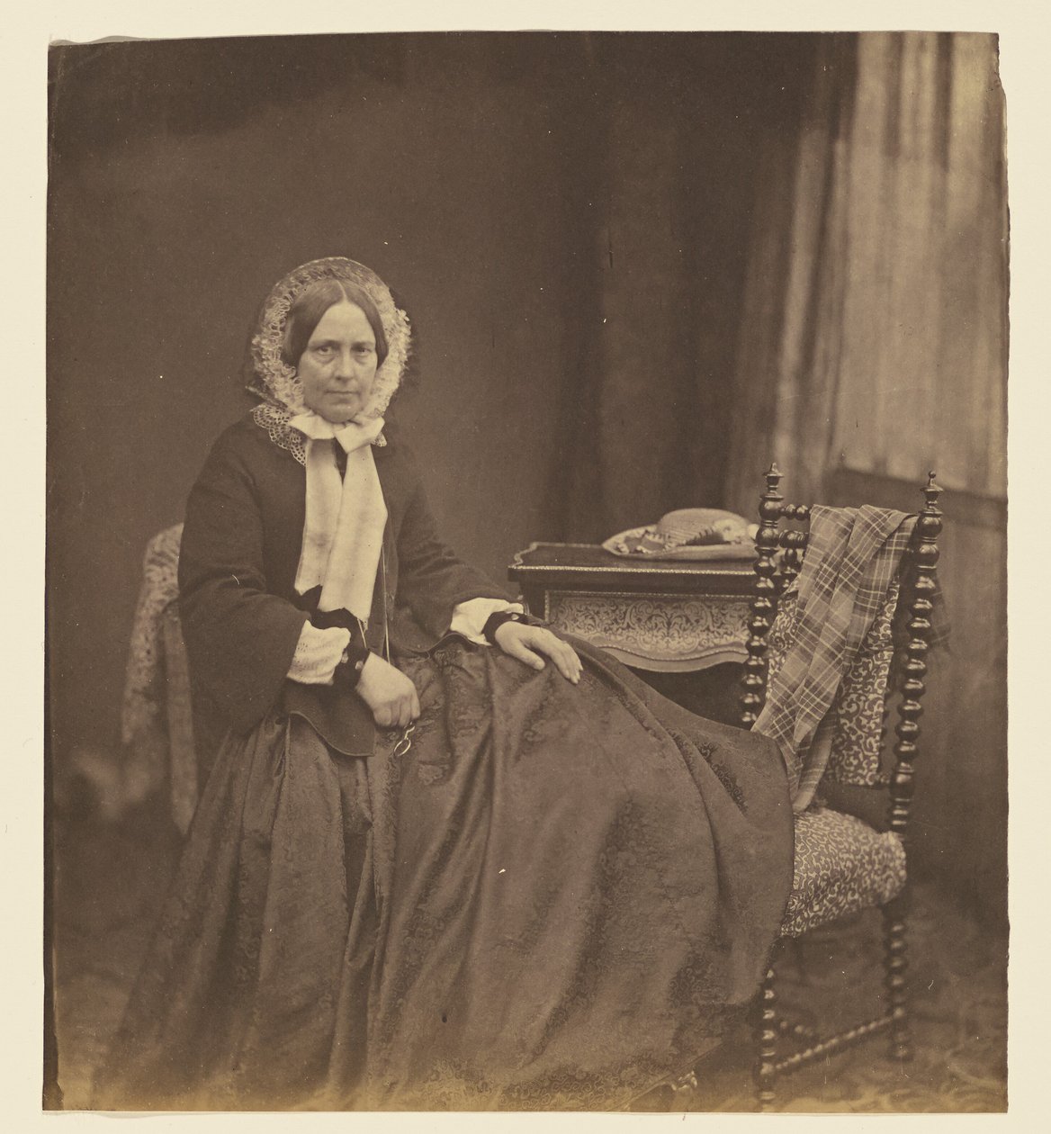 [Ülő, főkötőt viselő nő portréja] alkotó: Roger Fenton