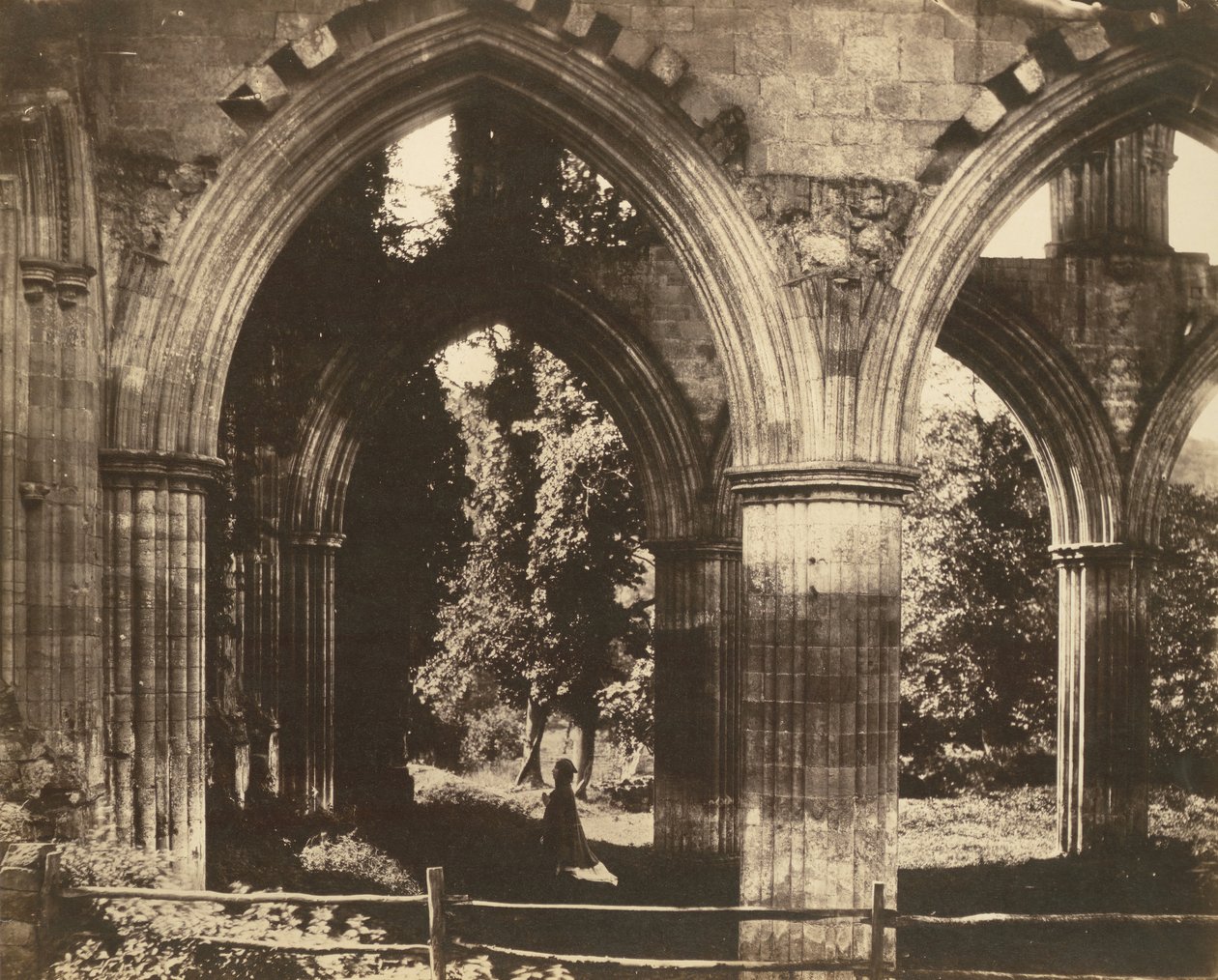 Rievaulx apátság, a főoltár, 1854. alkotó: Roger Fenton