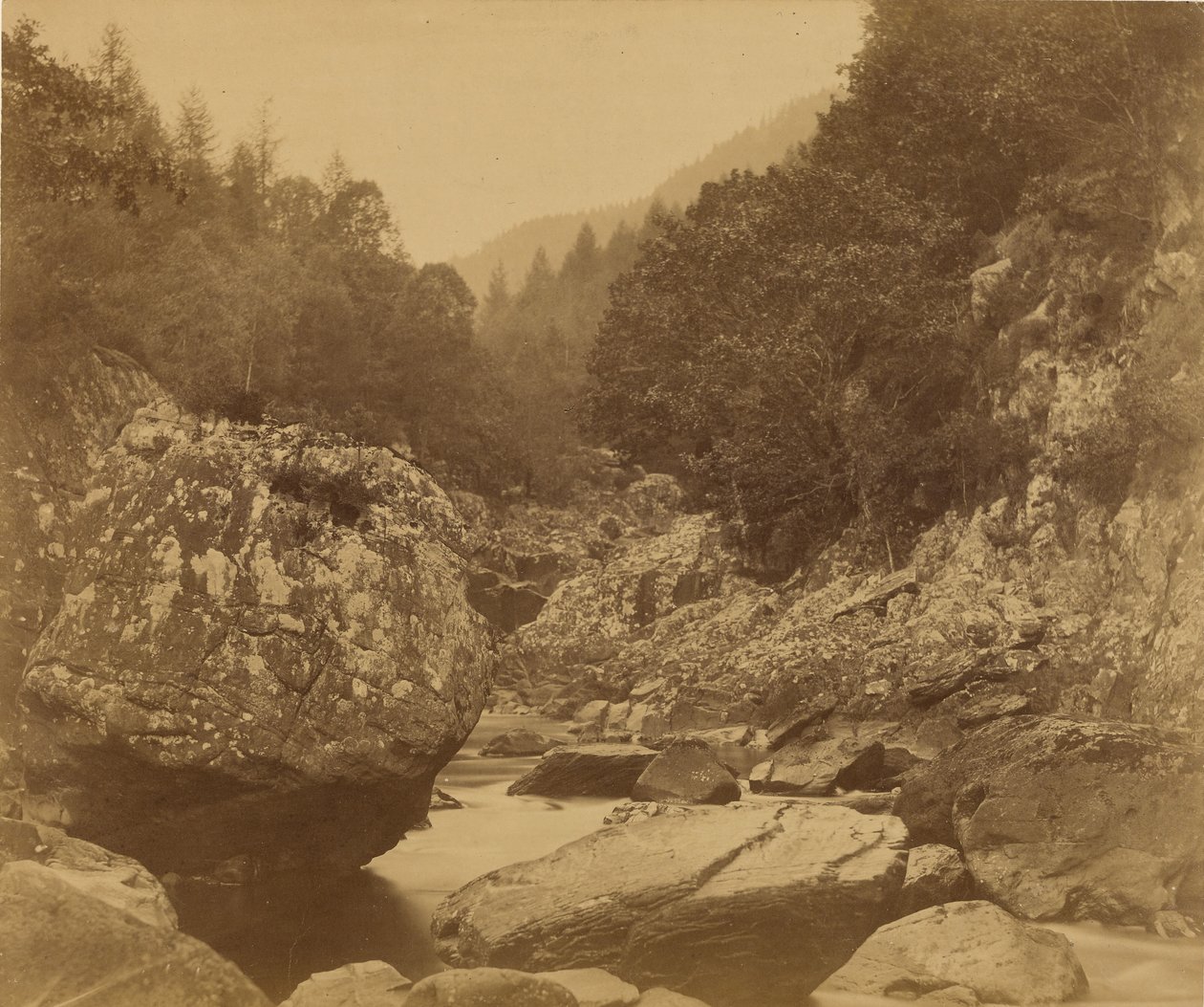 Sziklák a Lwgwyben: Bettws-y-Coed. alkotó: Roger Fenton