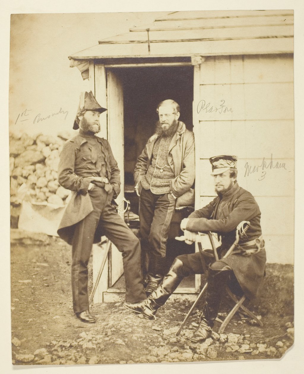 Sir Hy. Fk. Ponsonby (1825-1892) tábornok; Thomas Hook Pearson (1806-1892) tábornok; Frederick Markham (1805-1855) tábornok; a krími hadszíntéren készült alkotó: Roger Fenton