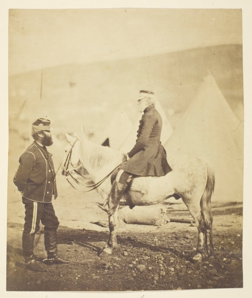 Sir Jas. York Scarlett (1799-1880), tábornok, a nehézdandár parancsnoka, Balaclava (balra); Edward Wm. Lowe (1820-1880), tábornok (jobbra); A Krímben készült felvételek. alkotó: Roger Fenton
