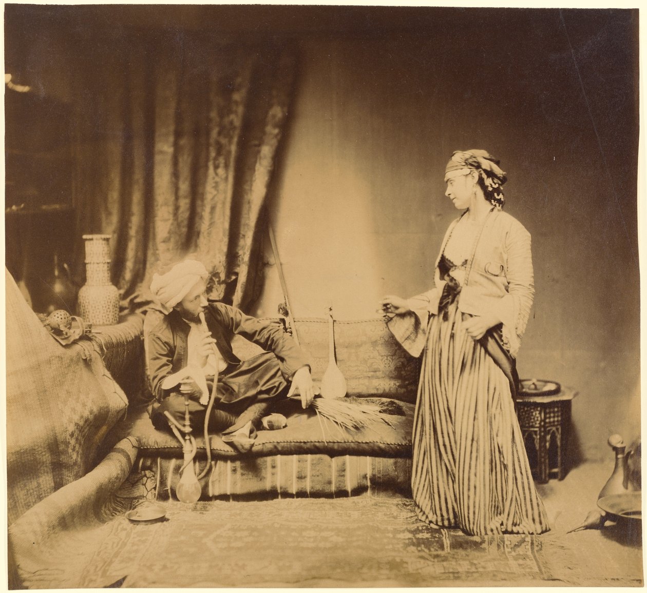Dohányzó férfi és táncoló lány alkotó: Roger Fenton