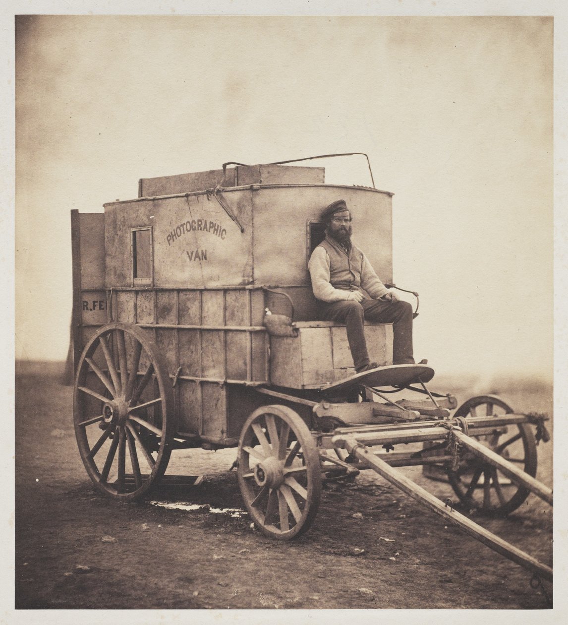 A fotós furgonja Marcus Sparlinggal a Krím-félszigeten, 1855 alkotó: Roger Fenton