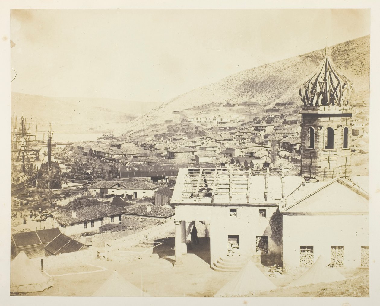 Az orosz templom és Balaklava városa alkotó: Roger Fenton