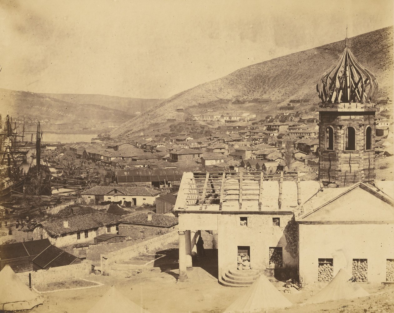 Az orosz templom és Balaklava városa alkotó: Roger Fenton