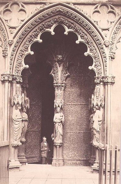 The West Porch, Lichfield Cathedral, 1858 körül (szépia fotó) alkotó: Roger Fenton