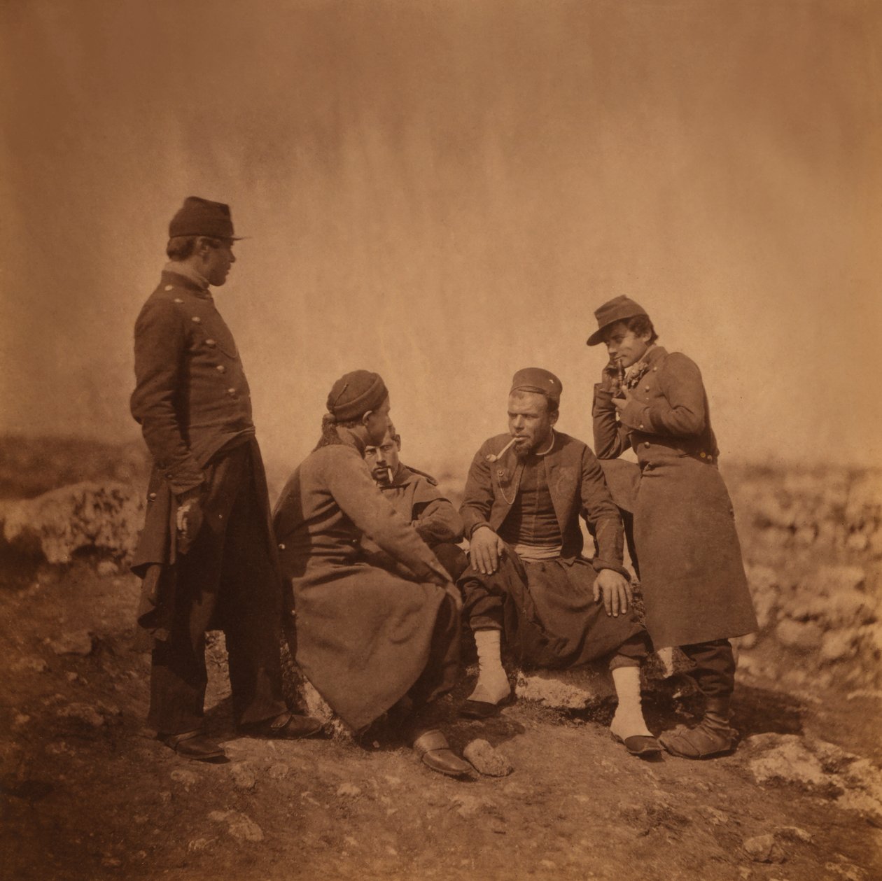 Két francia katona három Zouave katona mellett ül és dohányzik, Krími háború, Krím, Ukrajna alkotó: Roger Fenton