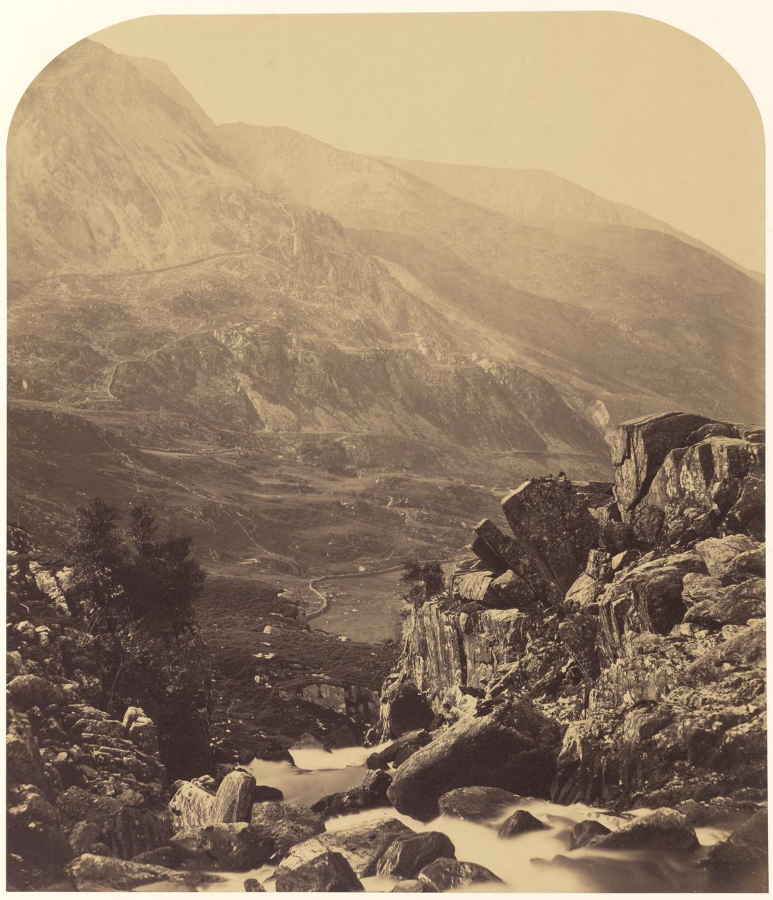 Kilátás az Ogwen-vízesésektől Nan Francon felé alkotó: Roger Fenton