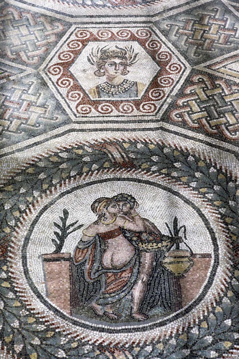 Egy pár ölelkező körben (mozaik) alkotó: Roman