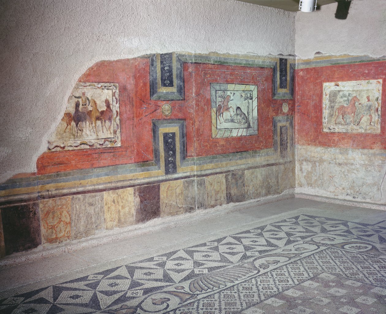 Egy római ház belsejének felfrissülése, mozaikpadlóval és cirkuszt és vadászjeleneteket ábrázoló falfestményekkel (freskó és mozaik) alkotó: Roman