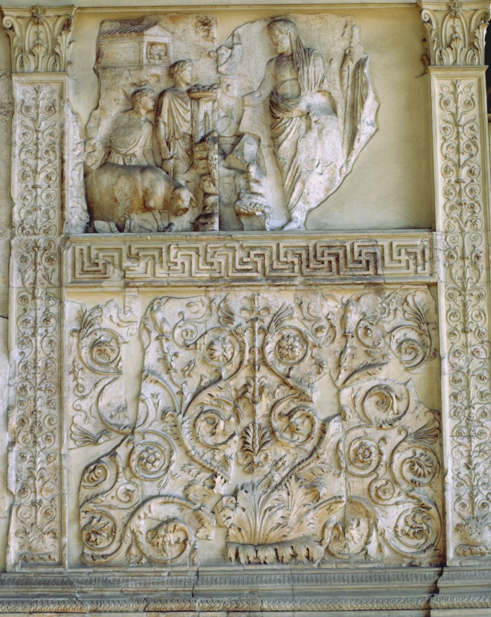 Aeneas áldoz a Penatesnek, az Ara Pacis nyugati fala (márvány) alkotó: Roman