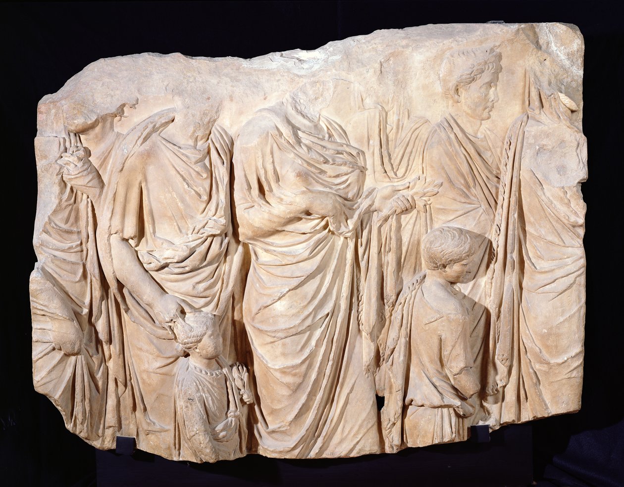 Ara Pacis Augustae, egy körmeneti jelenet töredéke, ie 13-9 (márvány) alkotó: Roman