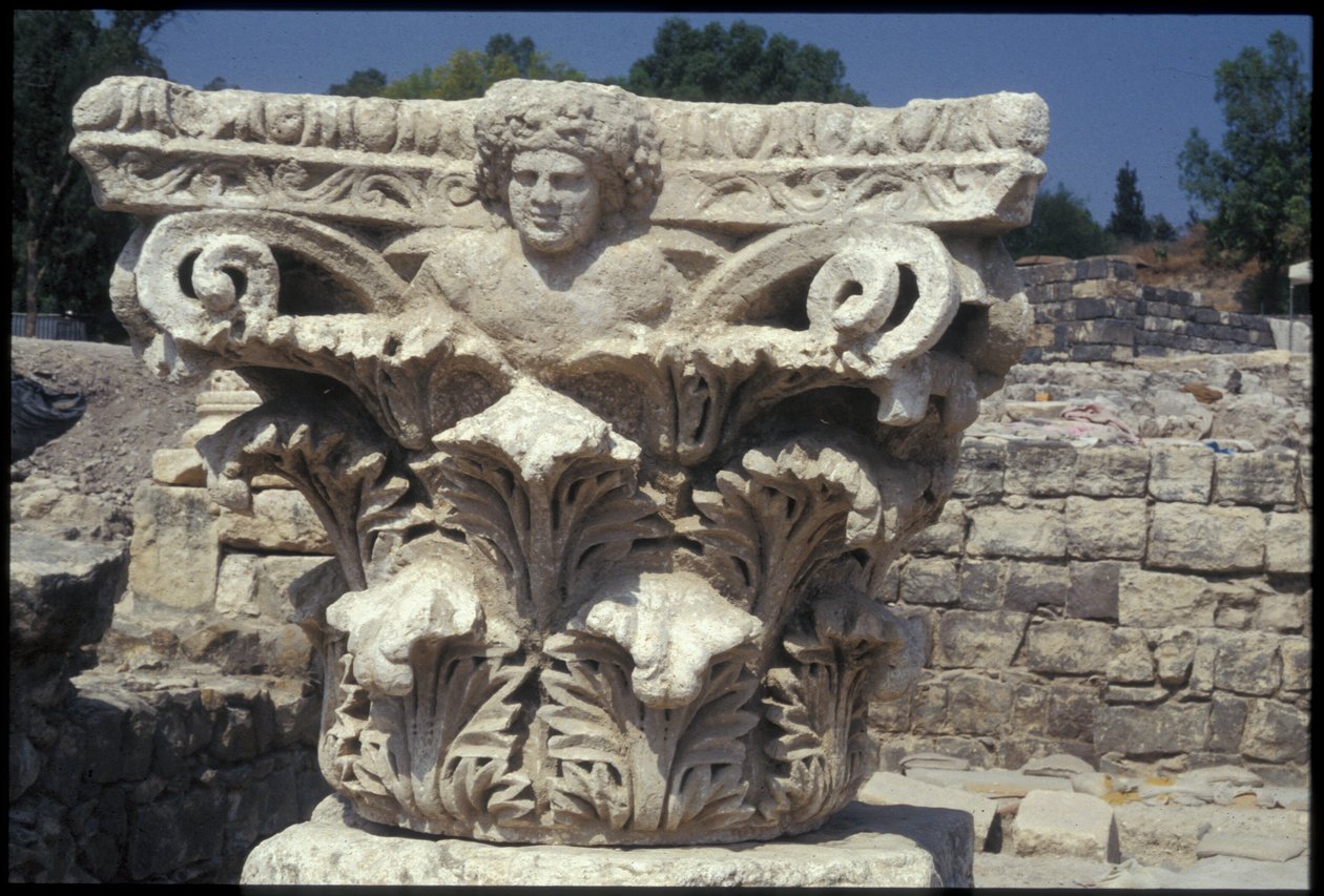 A római városban feltárt építészeti részlet alkotó: Roman
