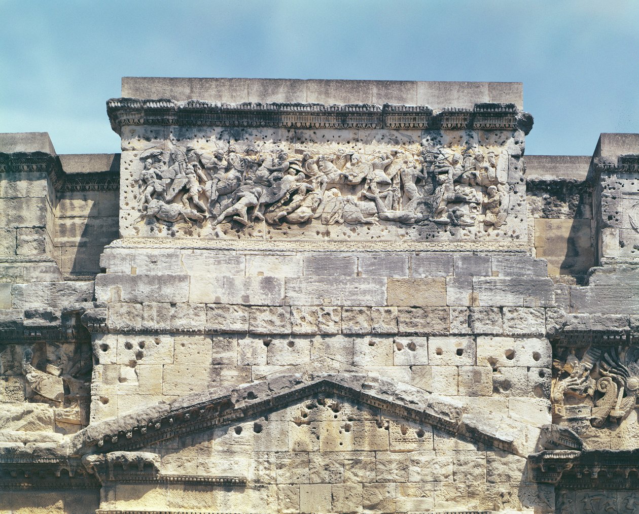 A Diadalív architrávja a déli oldalról alkotó: Roman