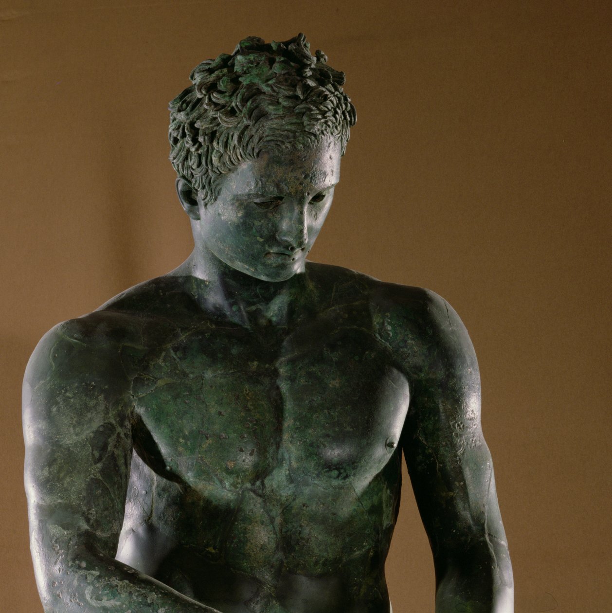 Sportoló (i.e. 04. görög eredeti másolata) (bronz) (részlet) alkotó: Roman