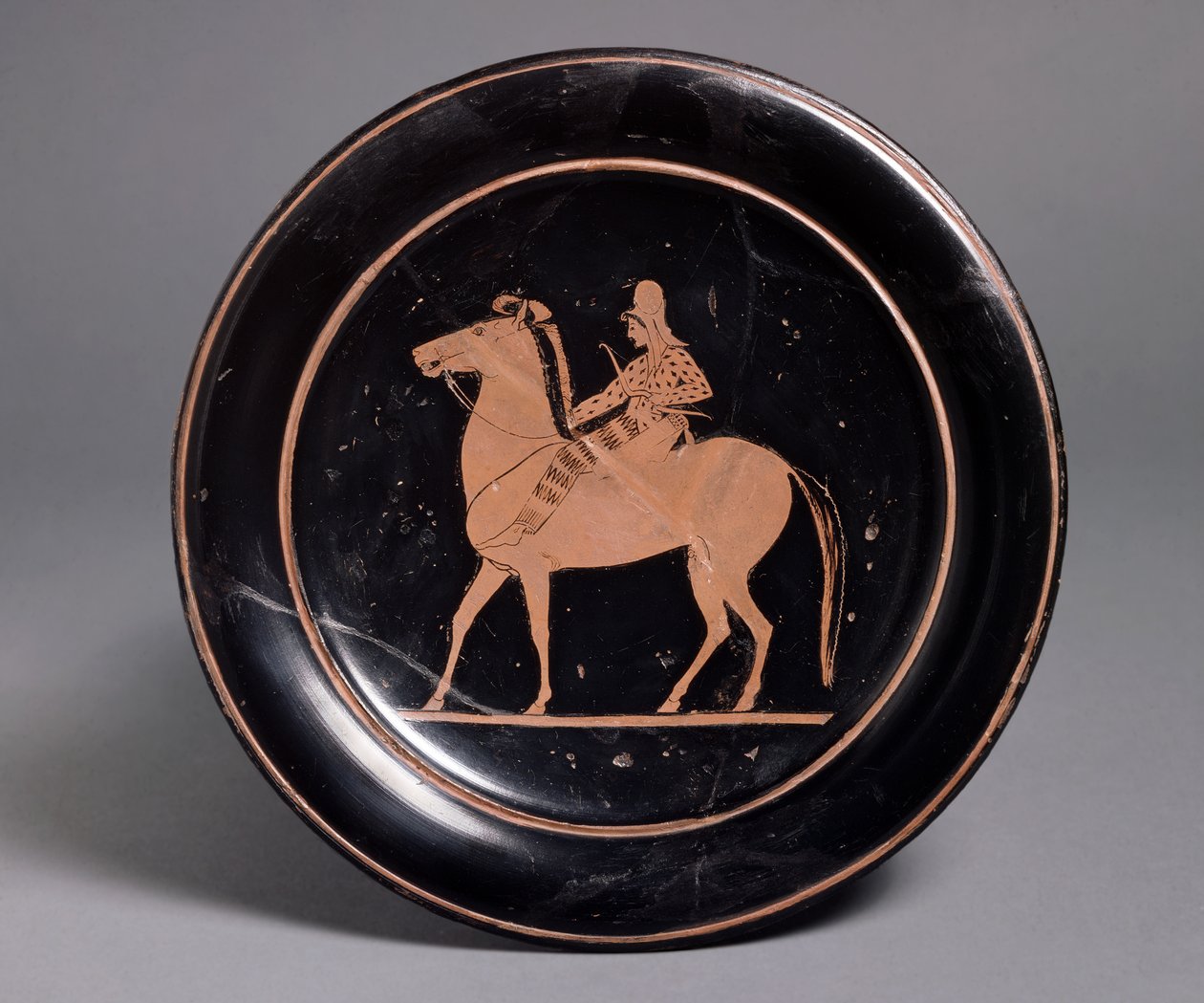 Attikai vörös figurás tányér, mely lovas íjászt ábrázol keleti viseletben, Miltiades kalos felirattal, Kr. e. 520-510 (kerámia) alkotó: Roman