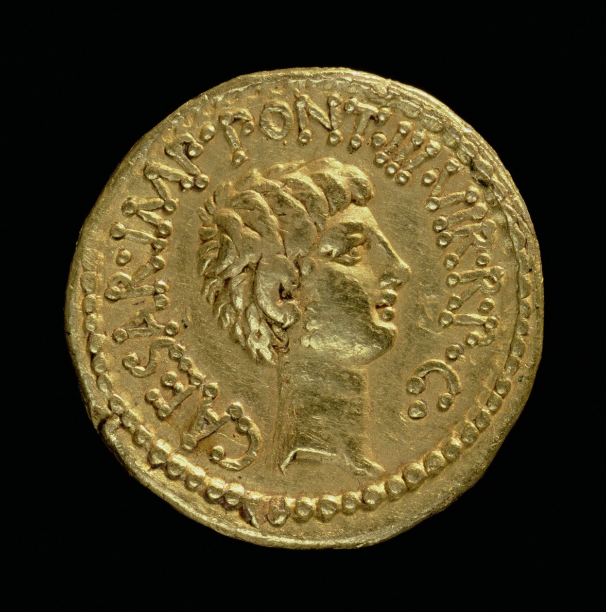 Aureu (hátlap) Marcus Antonius által vert, Octavianus fejével (Kr.e. 63-14 Kr.u.) (arany) Felirat: CAESAR IMP PONT III VIR R P C (Az előlapot lásd 119139) alkotó: Roman