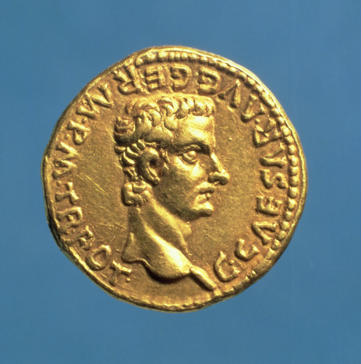 Caligula Aureusa (előlapja) (Kr. u. 37-41) meztelenül. (arany) Felirat: C CAESAR AVG GERM P M TR POT alkotó: Roman