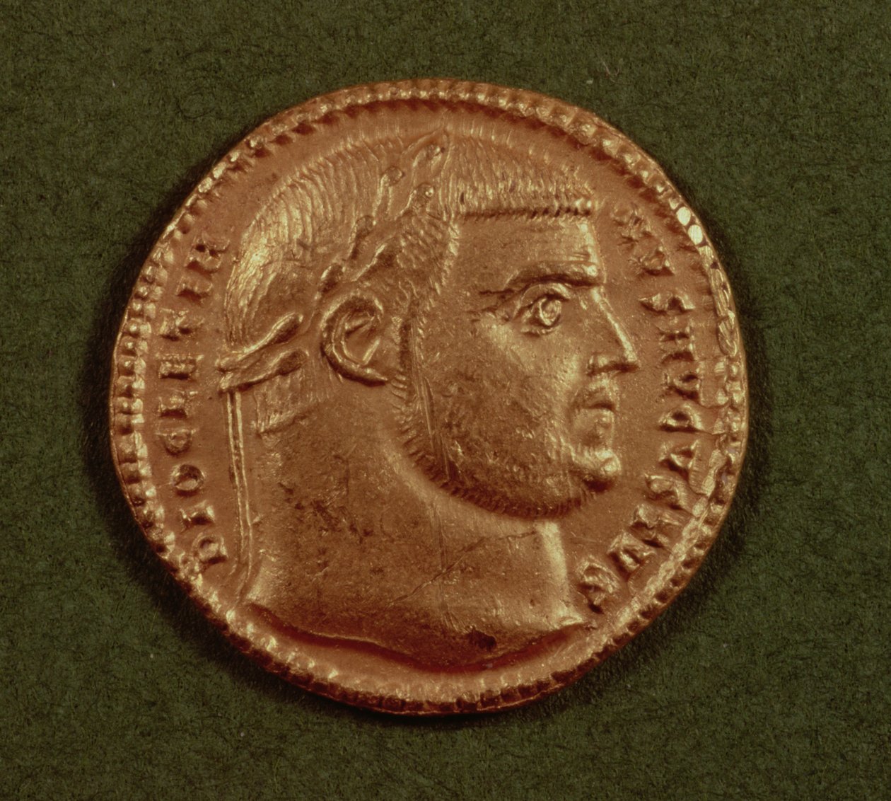 Diocletianus (284-i.sz. 305) babérkoszorút viselő Aureus (előlap). Felirat: DIOCLETIANVS AVGVSTVS (arany) alkotó: Roman