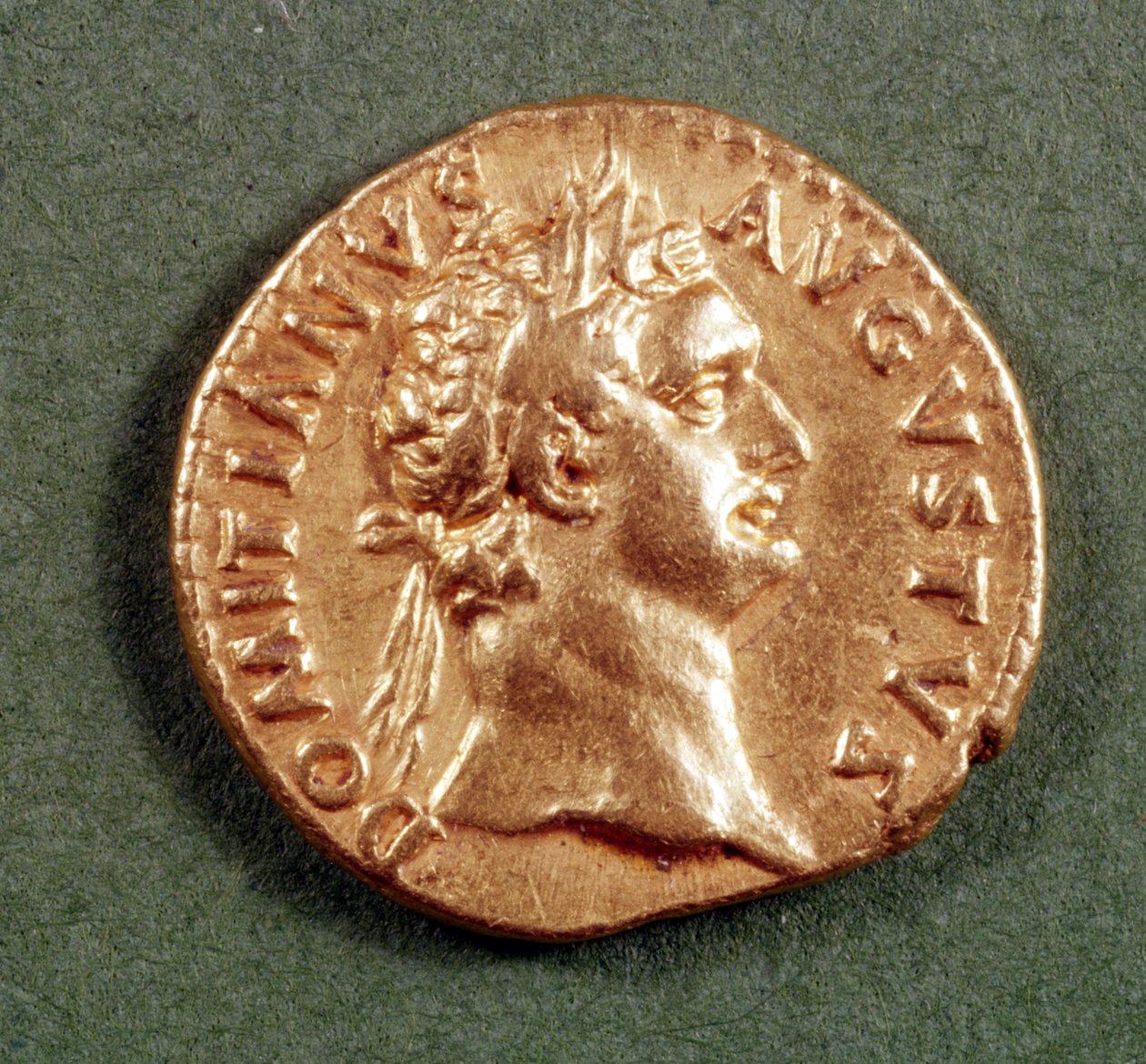 Domitianus (i.sz. 81-96) Aureus (előlapja) babérkoszorút visel. Felirat: DOMITIANVS AVGVSTVS (arany) alkotó: Roman