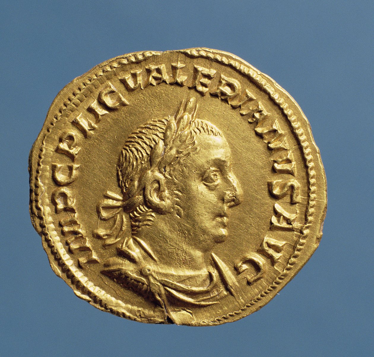 I. Valerianus (253-260) Aureusa (előlapja) terített, cuirased, babérkoszorút visel. Felirat: IMP C P LIC VALERIANVS AVG (arany) alkotó: Roman