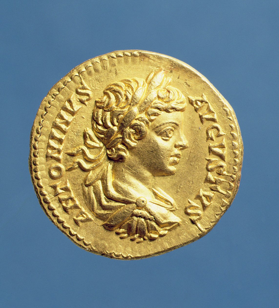 Aureus (előlap) Carcalla (196-217) fejével, szőlővel, fején babérkoszorúval. Septimus Severus (193-211) alatt verték: ANTONINVS AVGUSTVS (arany). alkotó: Roman