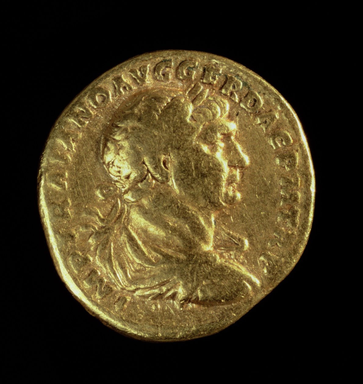 Aureus (előlap) Traianus (Kr. u. 98-117) terített mellszobrával babérkoszorút (arany) Felirat: IMP TRAIANO AVG GER DAC P M TR P (hátra lásd: 119145) alkotó: Roman